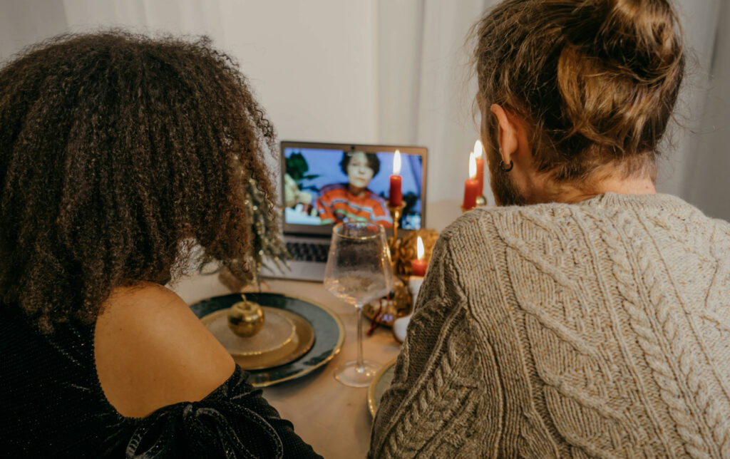 Dos personas conectando con la audiencia